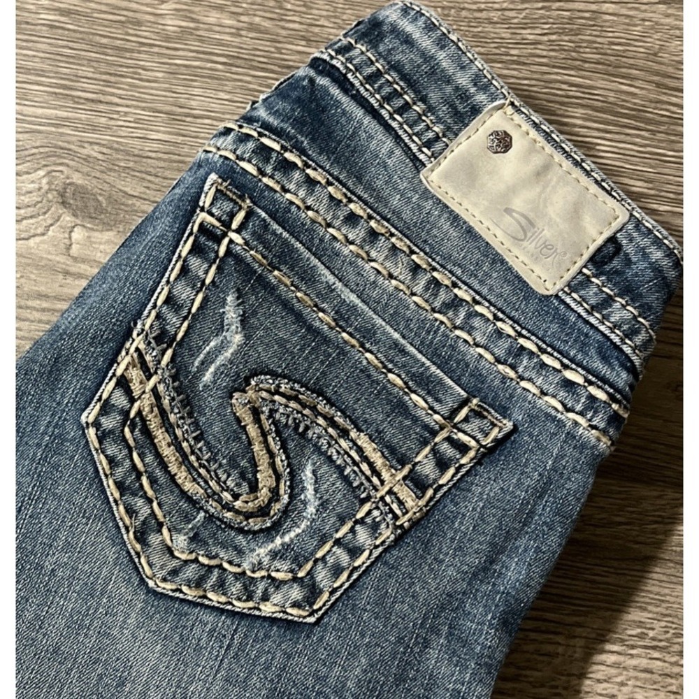 Silver Jeans Women's Tuesday Low Boot SuperStretch Distressed Jean 26x31 (28x31)
